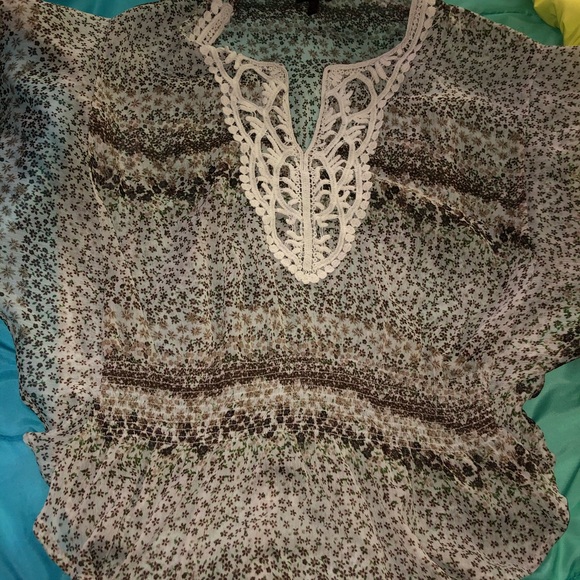 Cute blouse - Picture 4 of 5